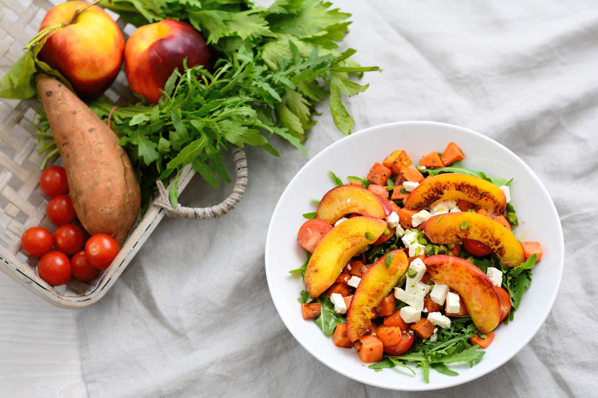 Sommersalat mit gebackenen Nektarinen Sommersalat mit gebackenen Nektarinen