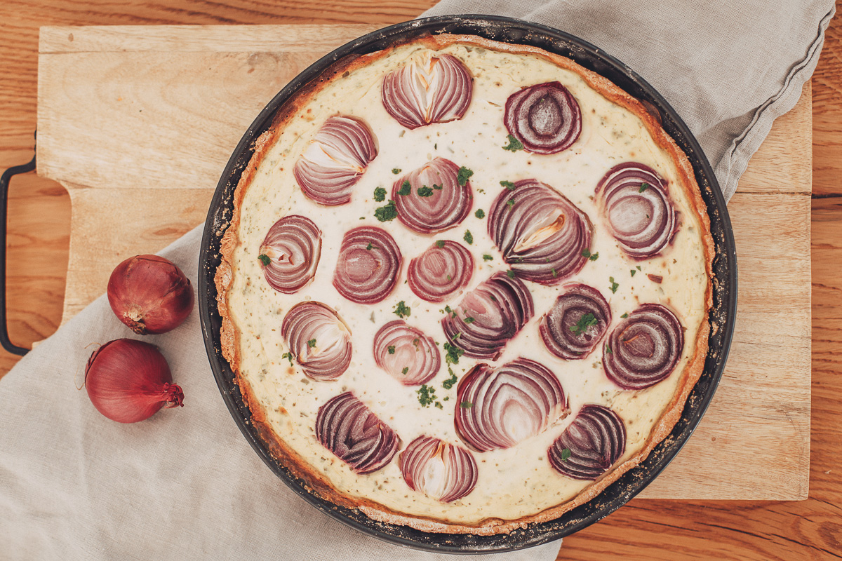 Frühlingshafte Quiche mit roten Zwiebeln Frühlingshafte Quiche mit roten Zwiebeln