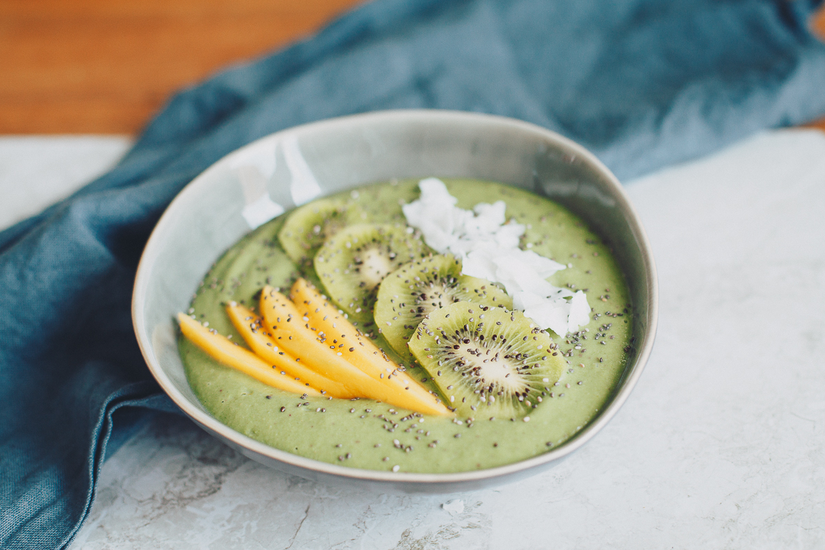 Think green: grüne Gerstengras-Smoothiebowl Think green: grüne Gerstengras-Smoothiebowl