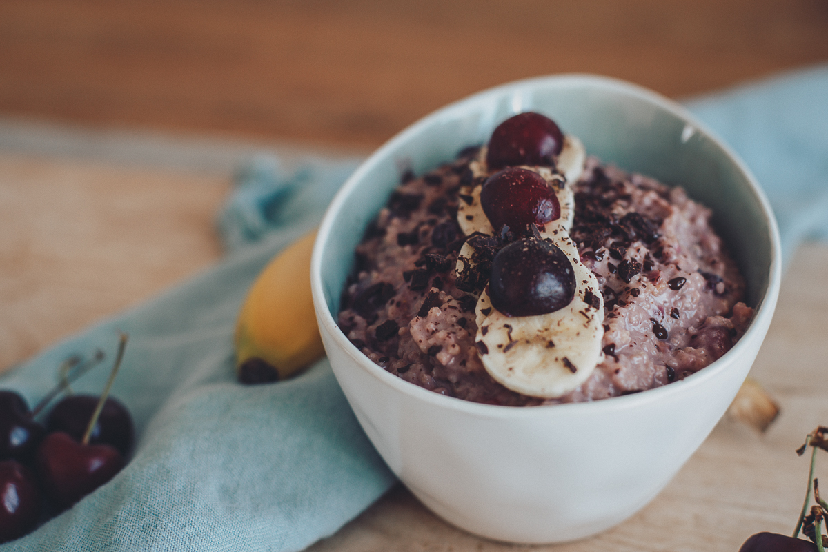 For cherry lovers: Hirse-Porridge mit frischen Kirschen For cherry lovers: Hirse-Porridge mit frischen Kirschen